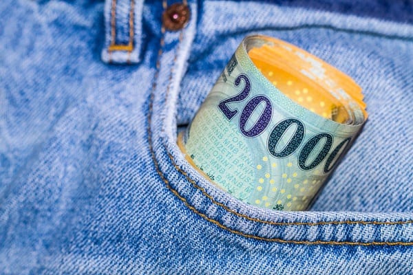 Készpénzben vagy folyószámlára kapott jövdelem között, mi a különbség?