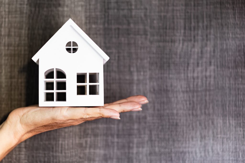 Milyen feltételekkel vehetünk fel lakáshitelt határozott idejű munkaszerződéssel?