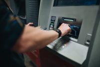 Mutatjuk, mikor nem kell fizetned készpénzfelvétel során