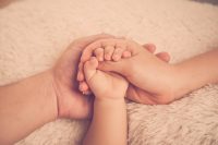 Babaváró hitel felvétele előtt állsz? Mutatjuk, milyen eltérésekre számíthatsz a bankok között!